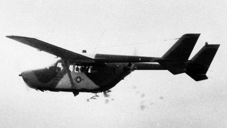 Сброс листовок с Skymaster O-2B над Вьетнамом