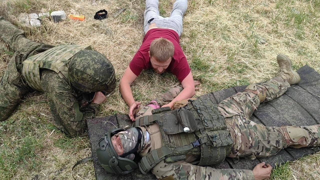 На занятии по тактической медицине в зоне боевых действий. 2023