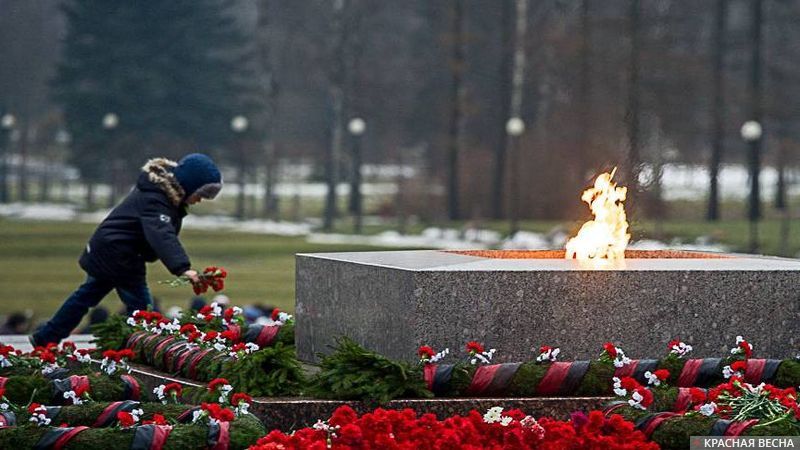 Возложение цветов на Пискаревском мемориальном кладбище. Санкт-Петербург