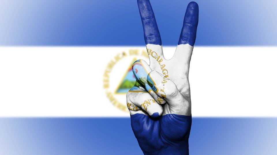 Флаг и герб Никарагуа.