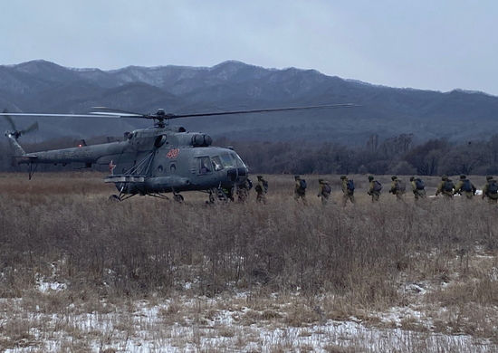 Тренировка курсантов факультетов морской пехоты и арктических подразделений Дальневосточного высшего общевойскового командного училища (ДВОКУ) имени Маршала Советского Союза К. К. Рокоссовского