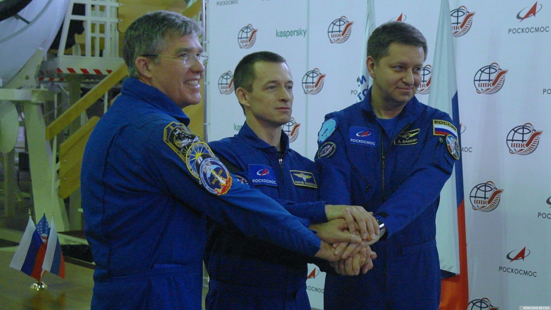 Дублирующий экипаж МКС-63: Стивен Боуэн, Сергей Рыжиков и Андрей Бабкин