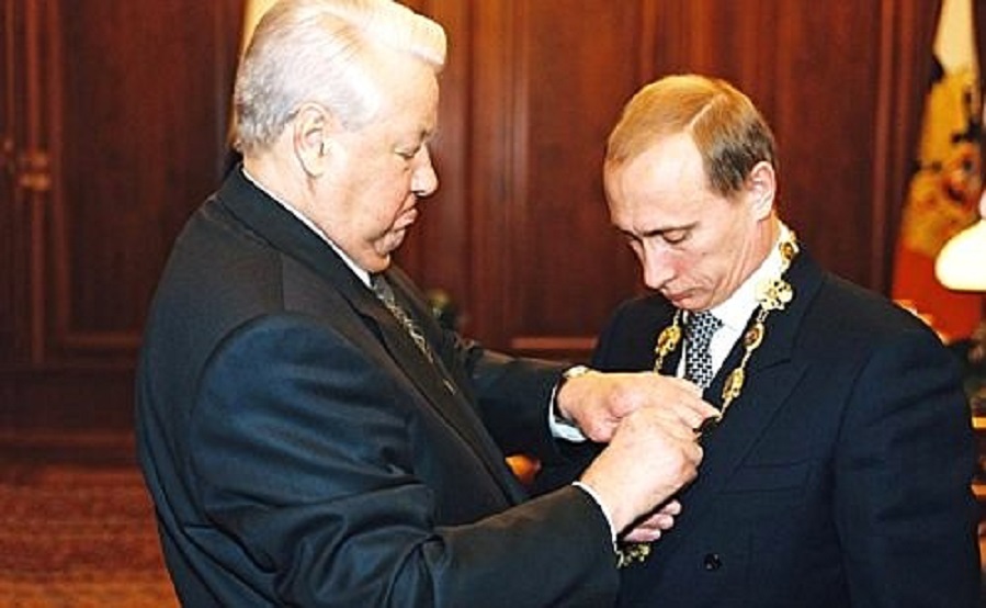 Президент России Борис Ельцин передал Владимиру Путину Президентский знак