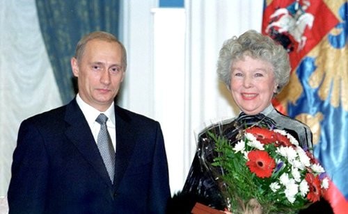 Путин вручает Орден «За заслуги перед Отечеством» IV степени Вере Васильевой. 2000