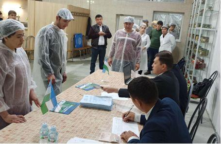 Голосование на референдуме по поправкам в конституцию Узбекистана в городе Краснодаре на консервном заводе «Юнона»