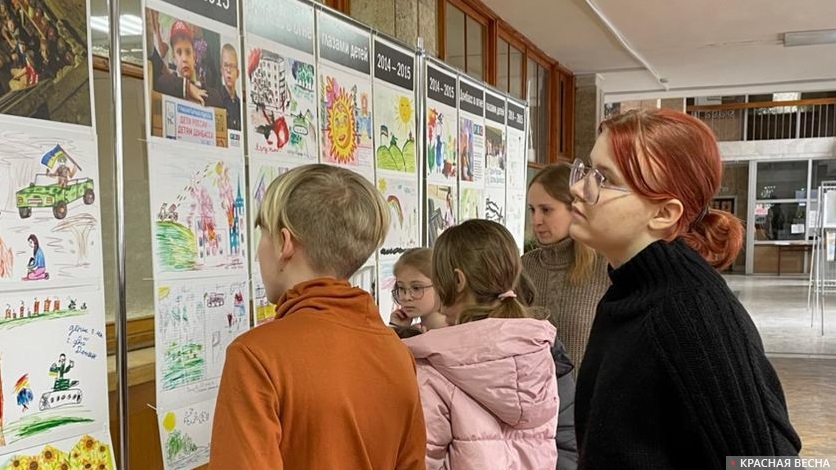 Выставка рисунков детей Донбасса о войне. Ялта