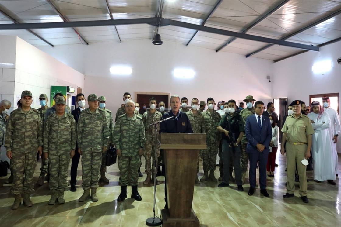 Министр обороны Турции Хулуси Акар выступает перед военными в Триполи
