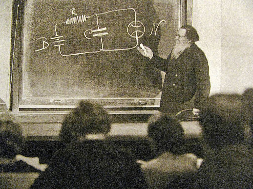 Ухтомский читает лекцию студентам Ленинградского университета. 1934