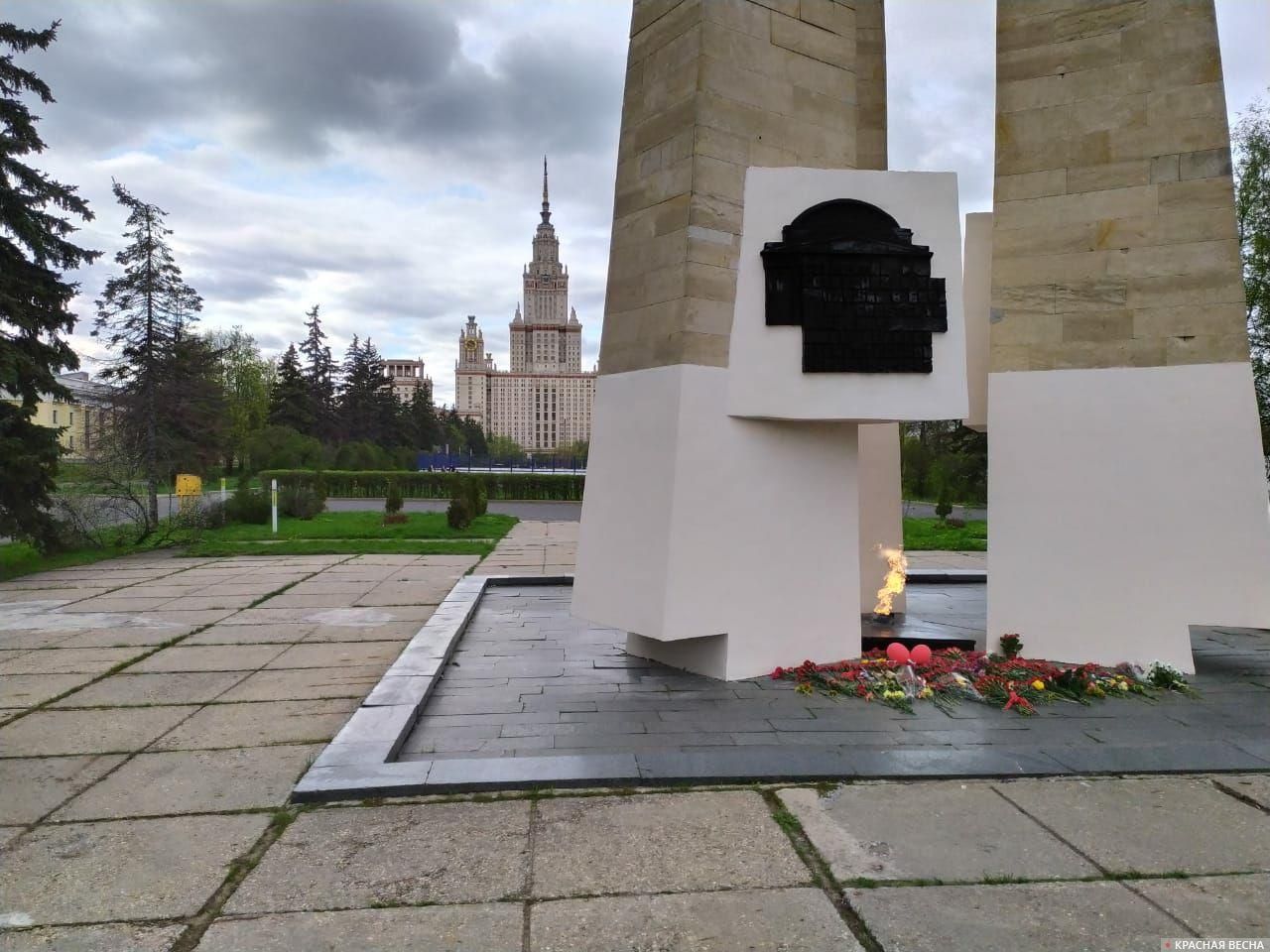 Памятник студентам и преподавателям МГУ, погибшим в боях с фашистскими захватчиками