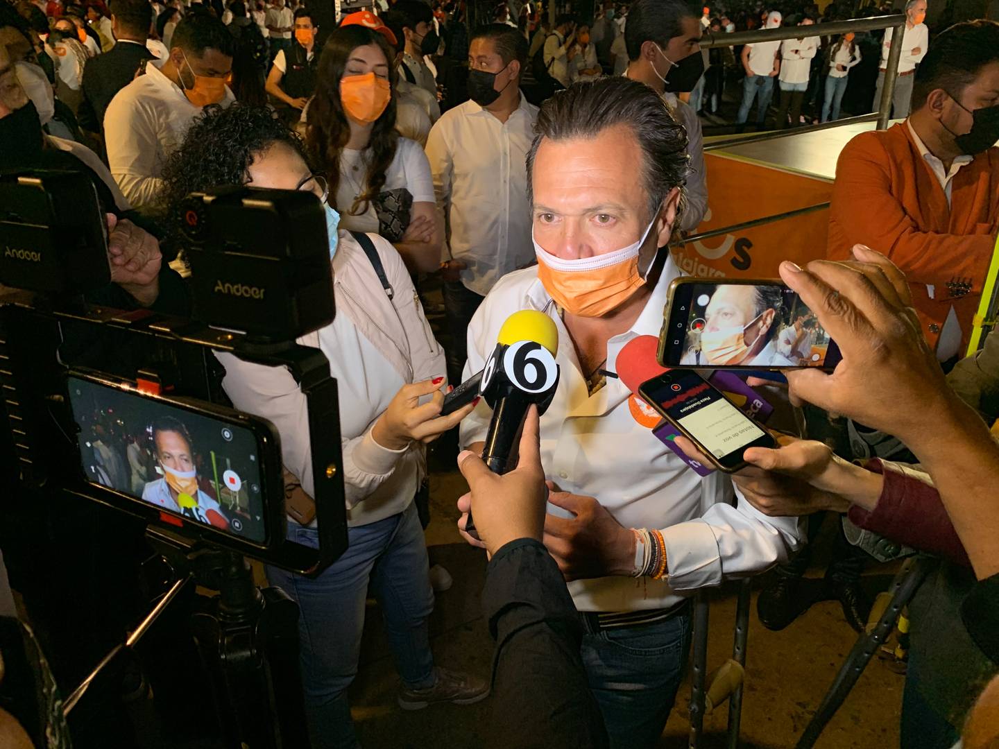 Пабло Лемус отвечает на вопросы прессы после завершения митинга на главной площади Гвадалахары