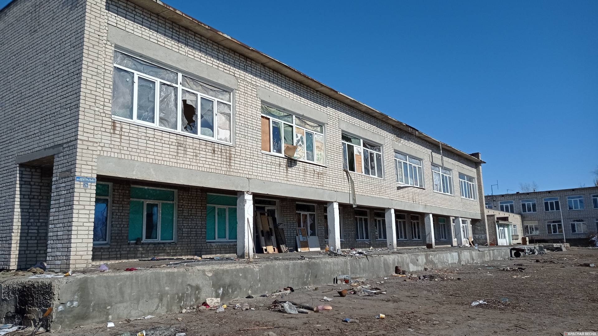Школа в освобожденном поселке Трёхизбенка