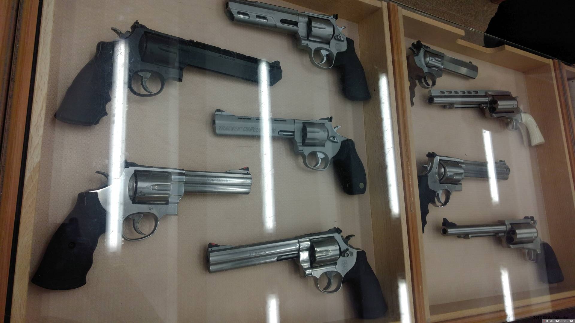 В оружейном магазине. Револьверы Смит и Вессон.