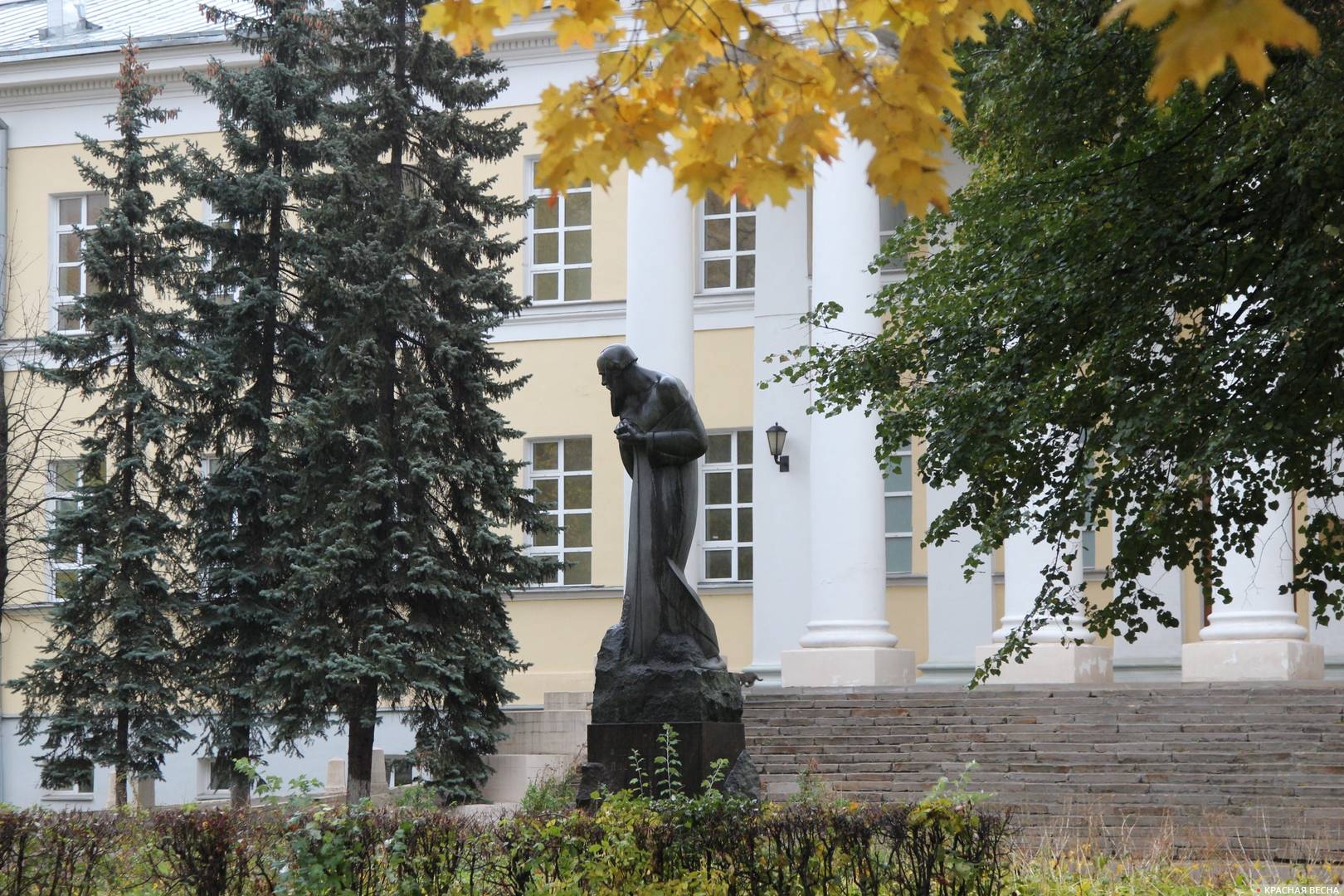 Памятник Достоевскому во дворе Мариинской больницы. Москва.