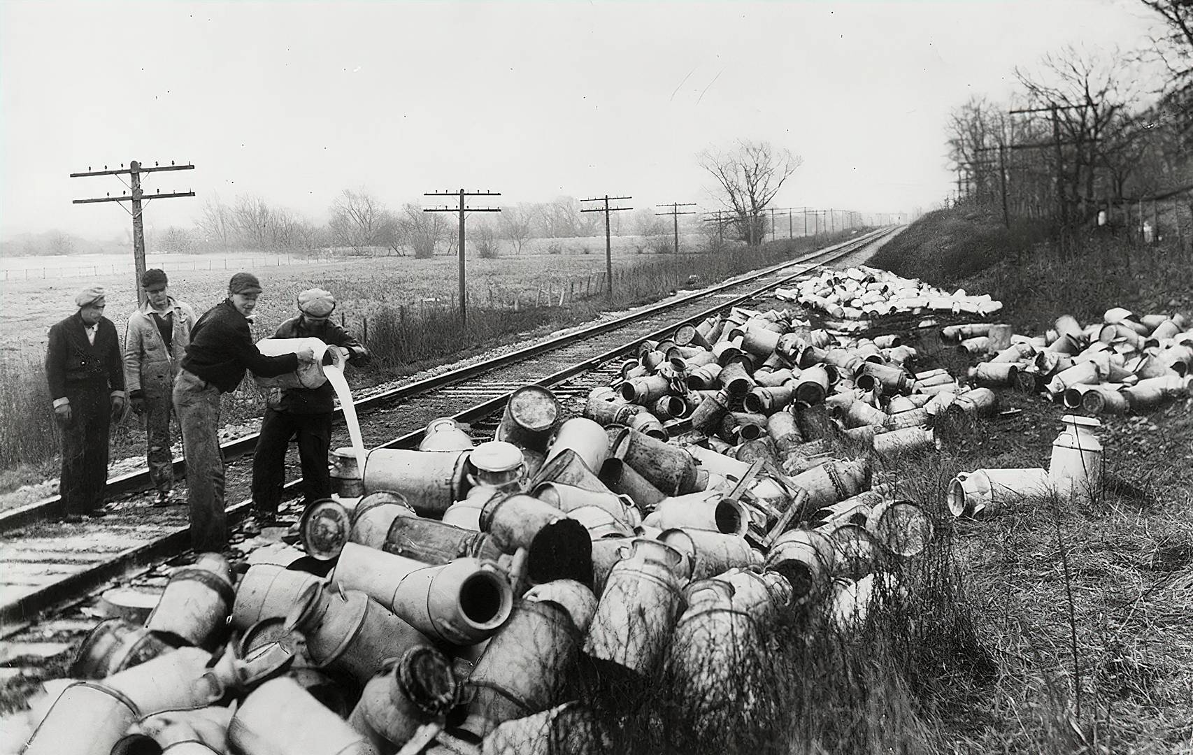 Фермеры уничтожают молоко во времена Великой депрессии. США, 1930-е