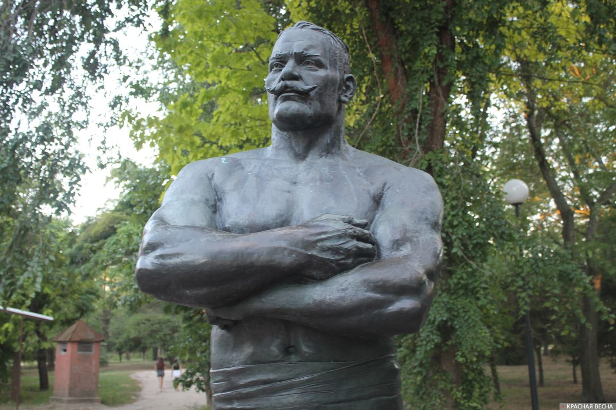 Памятник Ивану Поддубному