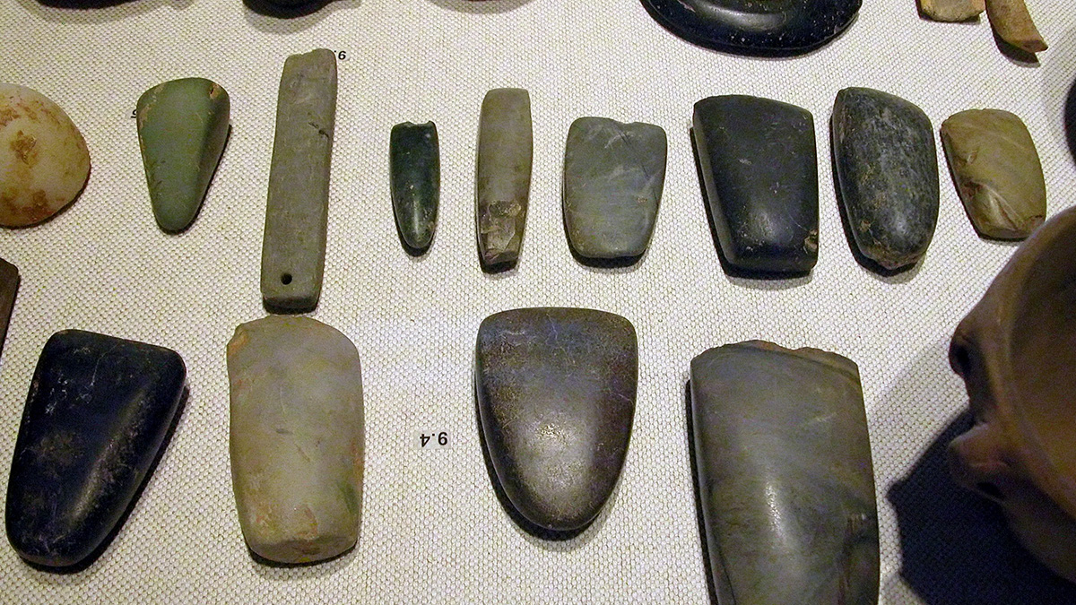 Каменные орудия эпохи неолита