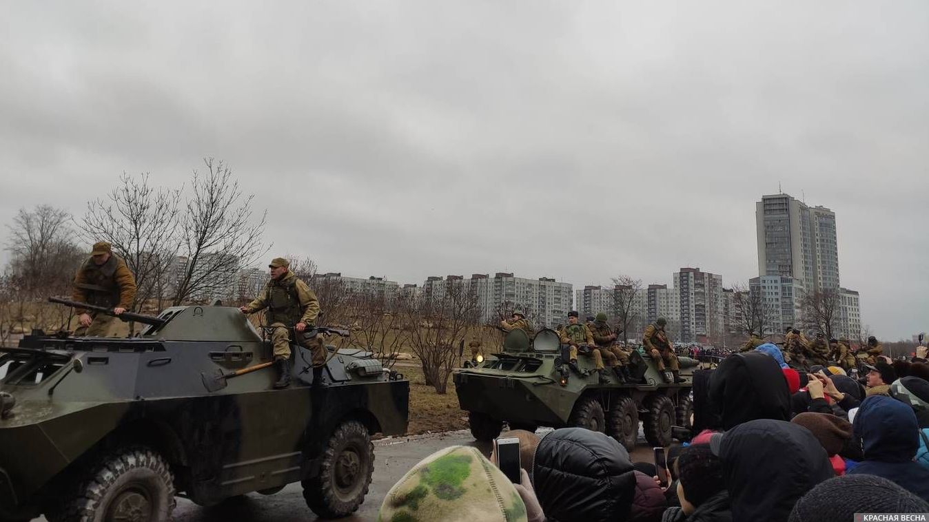 Колонна бронетехники на реконструкции сражения 9-й роты в петербургском парке Героев-пожарных