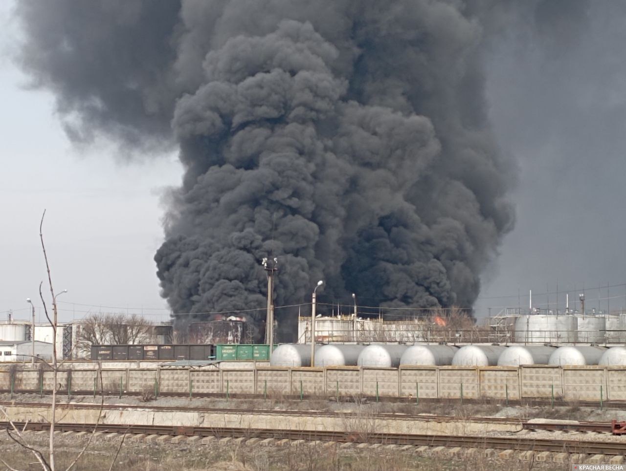 Взрыв нефтебазы в орле сегодня. Нефтебаза Белгород. Горит Нефтебаза в Белгороде. Горящая Нефтебаза в Белгороде. Пожар нефтебазы в Белгороде 2022.