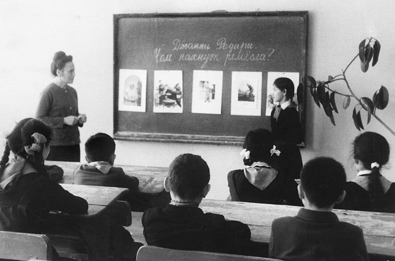 Урок русского языка в казахской школе. 1960 – 1970-е