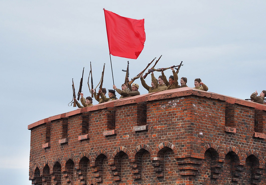 Водружение Красного Знамени над башней «Дона» в честь 79-й годовщины окончания штурма Кёнигсберга