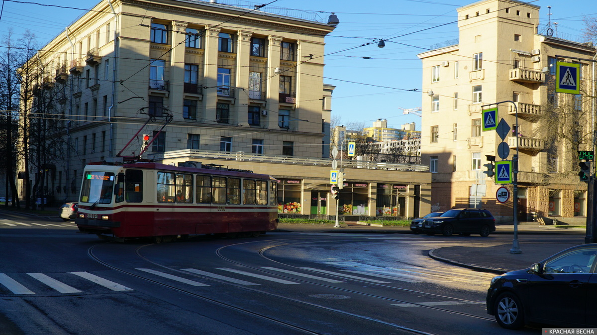 Трамвай №20 поворачивает с Большого Сампсониевского проспекта на 1-й Муринский проспект. Санкт-Петербург. 7 ноября 2020 года