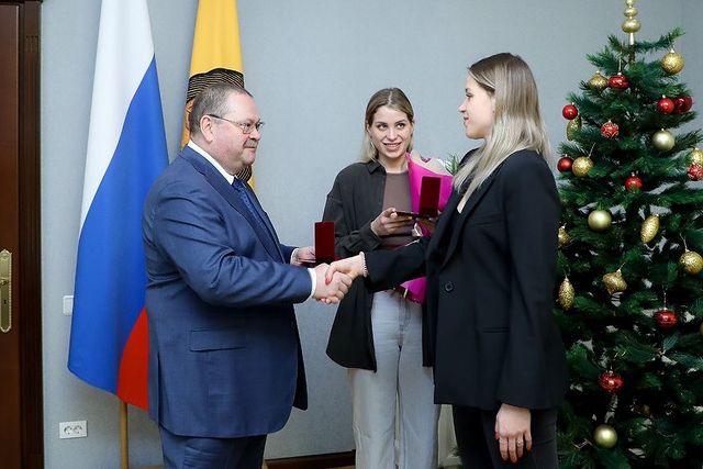 Мельниченко вручает награды сестрам Фролкиным
