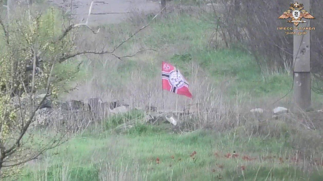 Фашисткий флаг на позиции ВСУ. Марьинка. Донбасс