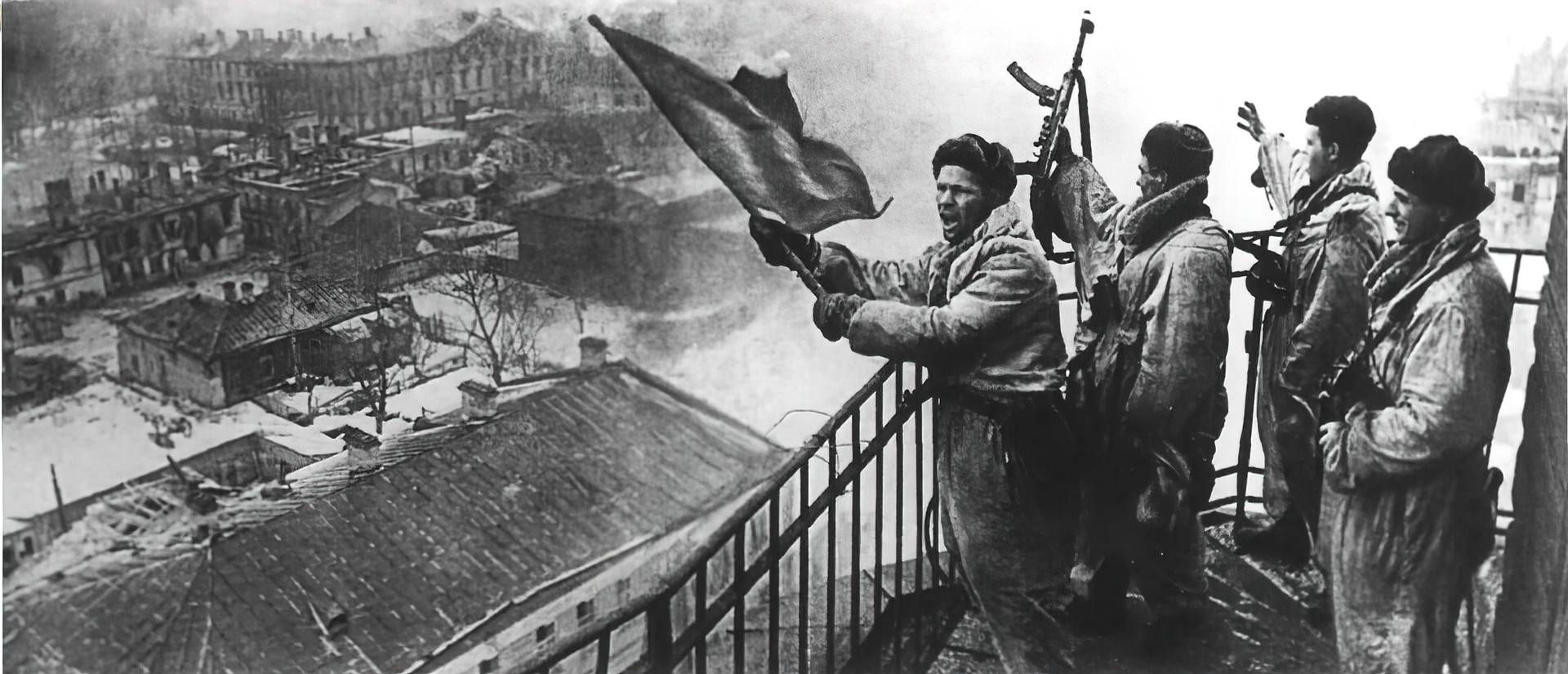 Старшина П. Х. Силин поднимает Красный флаг на пожарной каланче в освобожденной Гатчине. 1944