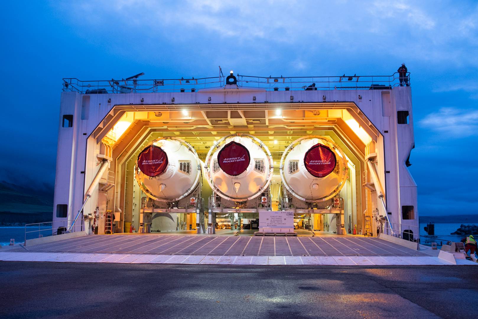 Доставка ускорителей Delta IV Heavy морским транспортом на авиабазу Ванденберг, Калифорния, США