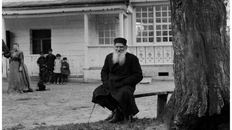 Лев Толстой на лавочке под «деревом бедных». 1908