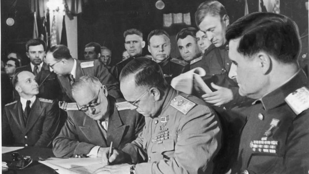 Георгий Жуков подписывает акт безоговорочной капитуляции фашистской Германии [Deutsches Bundesarchiv]