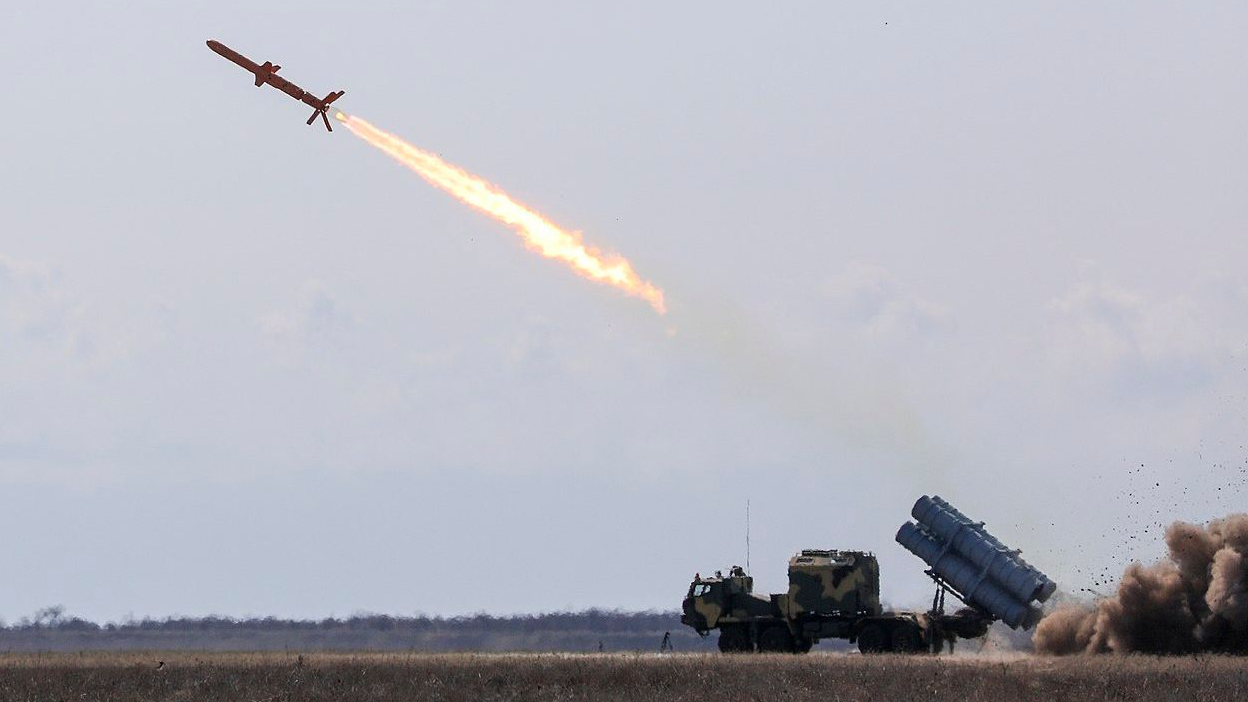 Запуск украинской противокорабельной ракеты «Нептун»