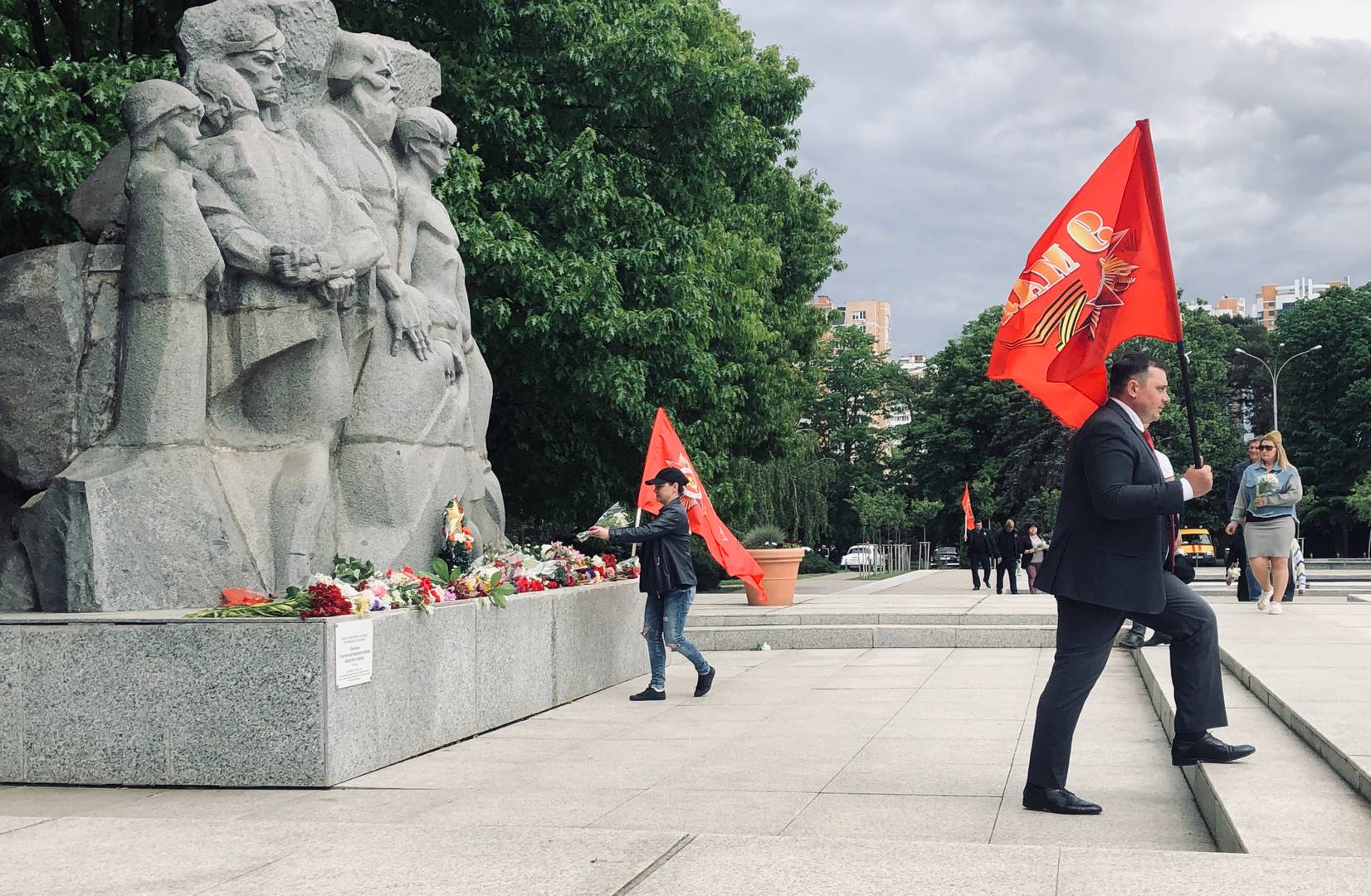 Граждане перед мемориалом жертвам фашизма