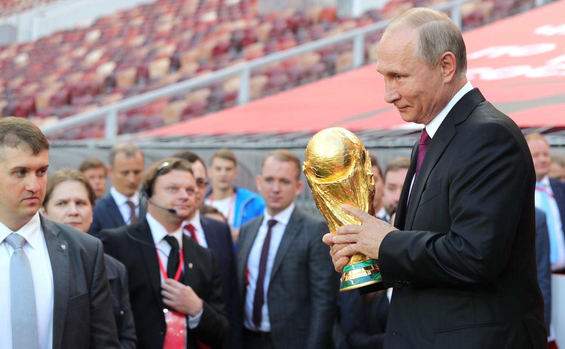 Владимир Путин с Кубком мира по футболу