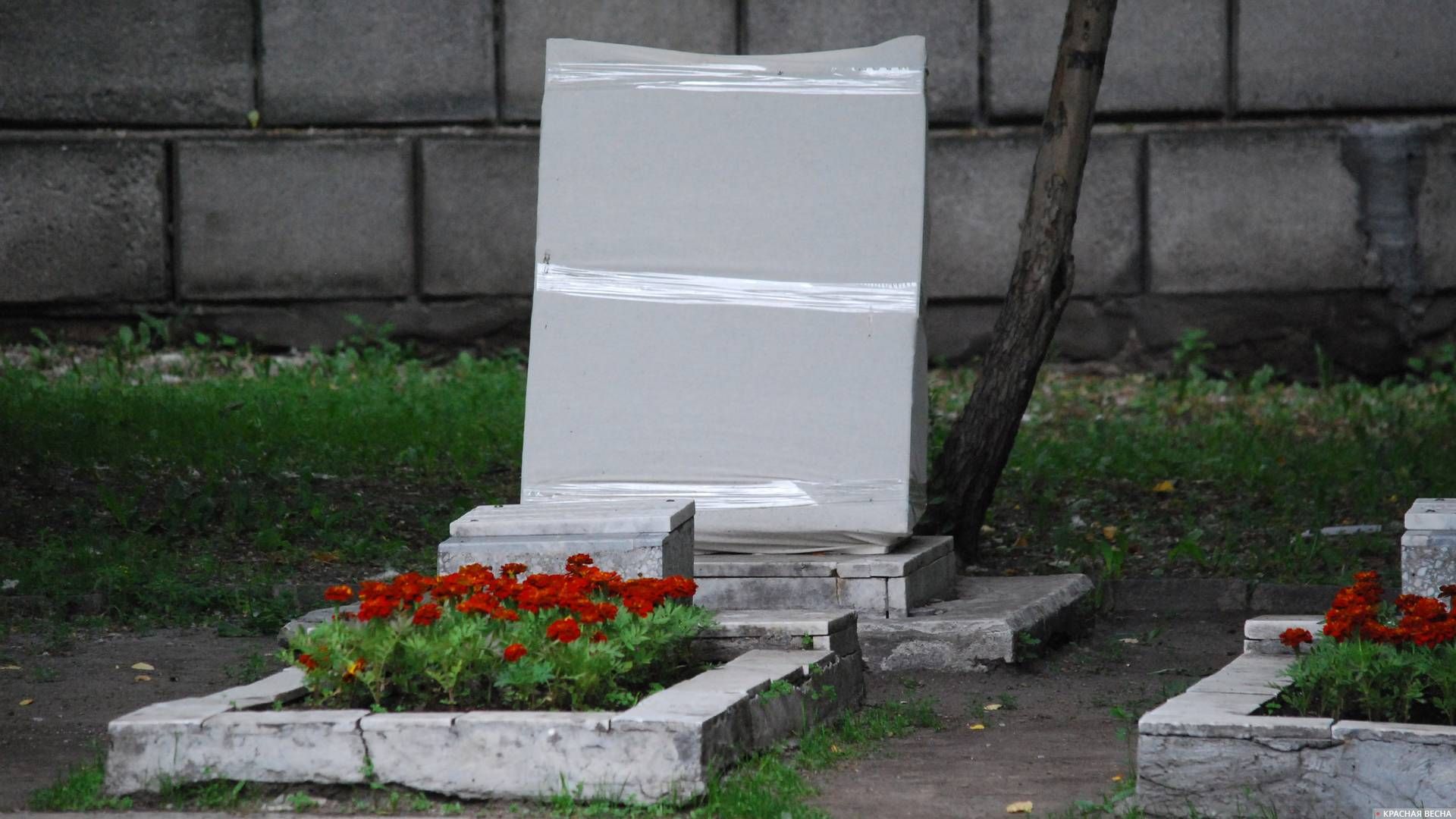 Разбитая вандалами мемориальная плита в сквере Героев Революции, г. Новосибирск
