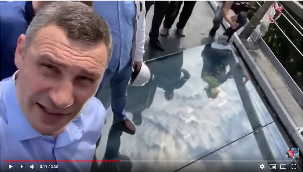 Цитата из видео «Нормально держит, — Кличко испытал стеклянный мост в Киеве»