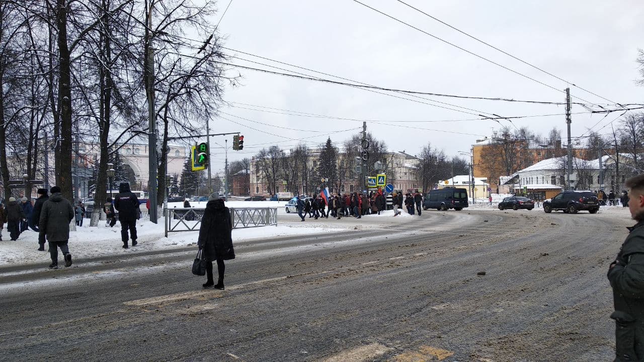 Ярославль. Остатки колонны митингующих выходят на Красную площадь