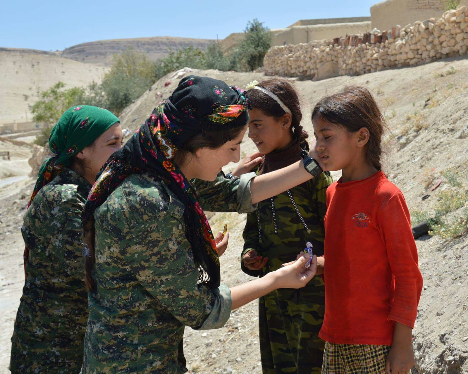 Курдские дети в Сирии и женщины-бойцы курдских сил YPJ