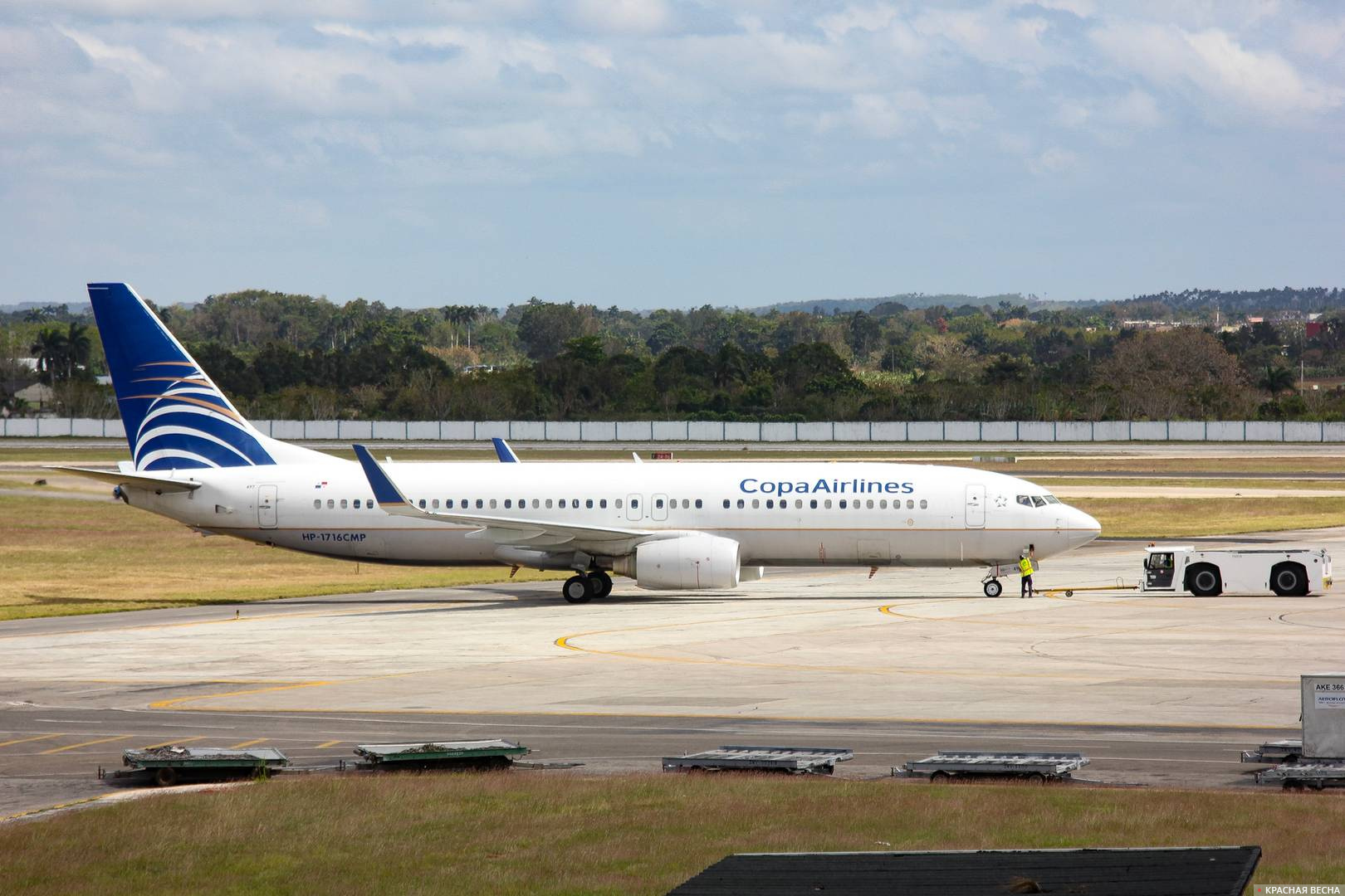Пассажирский самолет панамских авиалиний на взлетно-посадочной полосе в аэропорту Хосе-Марти г. Гавана