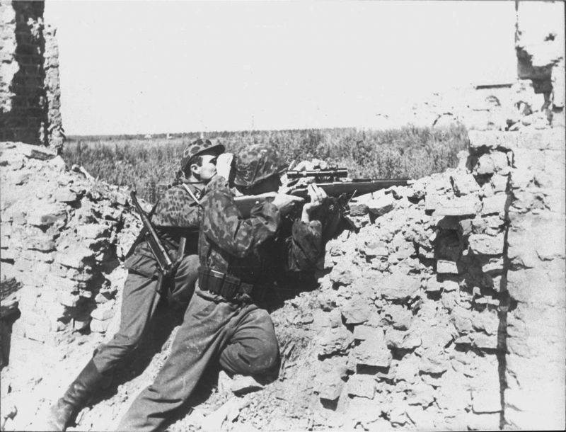 Снайперы из состава Латышской дивизии СС на огневой позиции в районе Волхова. 25.08.1943