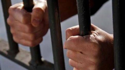 За решеткой