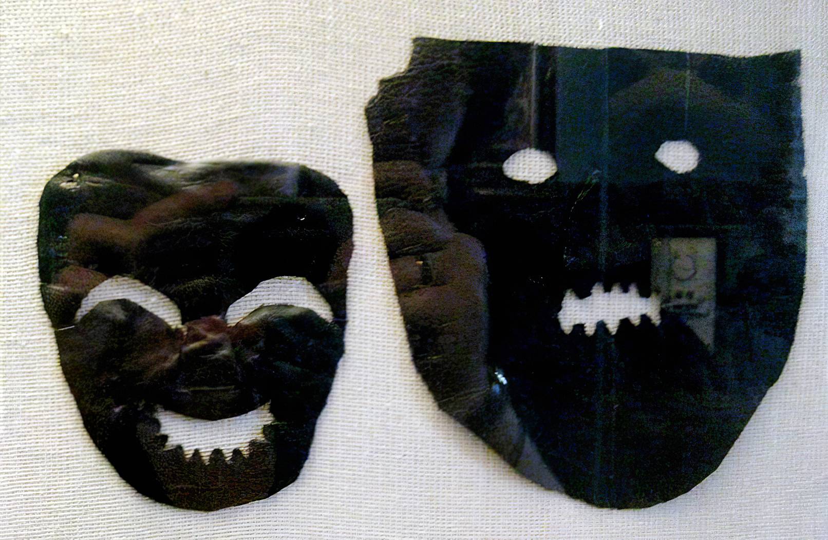 Сохранившиеся в новгородской почве кожаные маски скоморохов XII-XIII вв