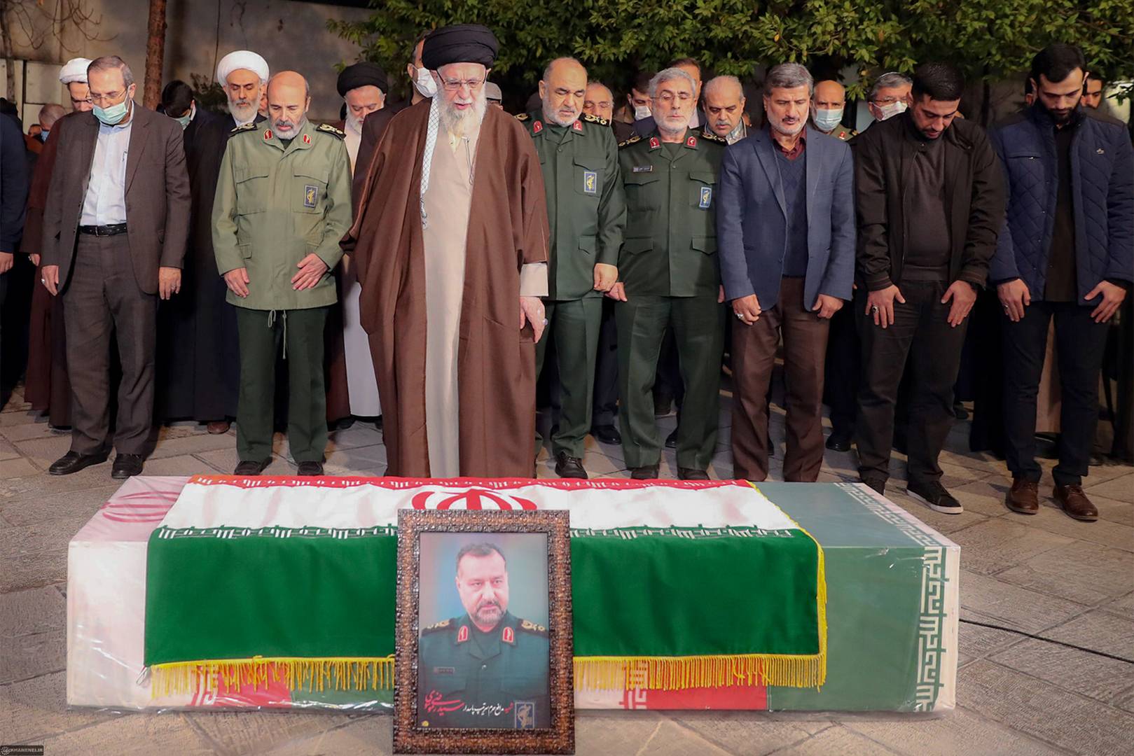 Верховный лидер Ирана возглавил погребальную молитву по погибшему командиру КСИР. 28 декабря 2023 года