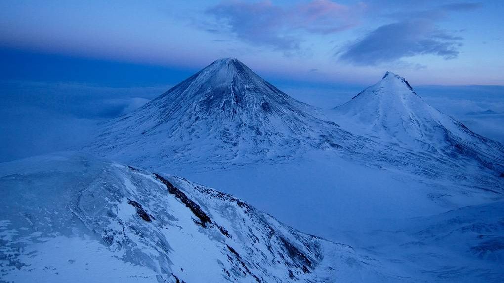 Высочайшие вулканы Камчатки и Евразии. Ключевская сопка 4850 метров, Камень — 4580 метров (справа)