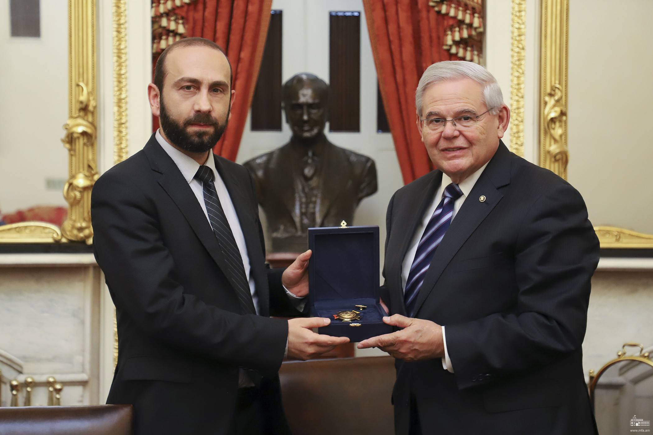 Министр иностранных дел Армении Арарат Мирзоян и сенатор США Роберт Менендес