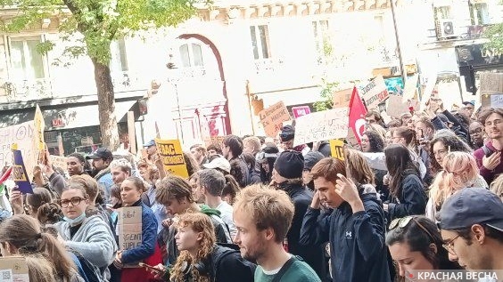 Колонна манифестантов проходит по бульвару Мажента