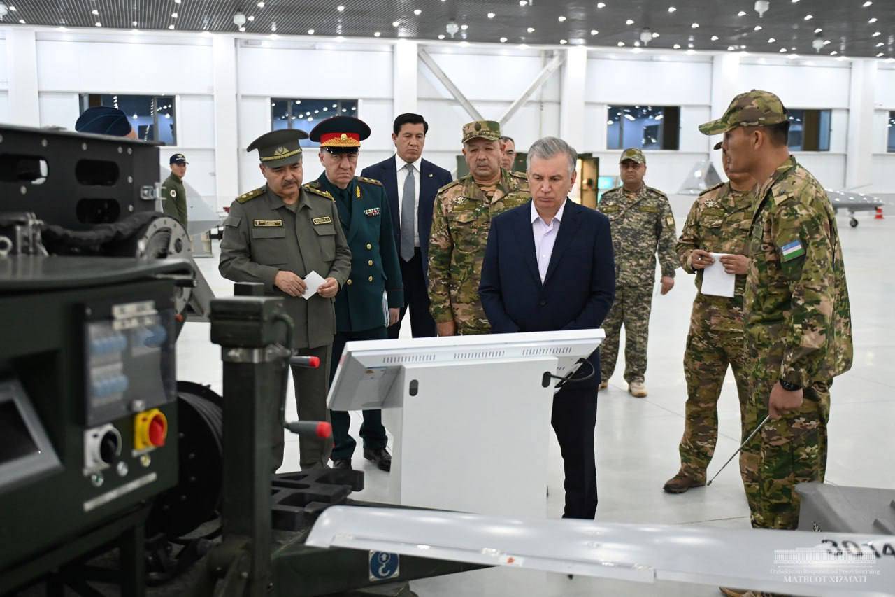 Глава Узбекистана Шавкат Мирзиёев на военной базе в Сурхандарье