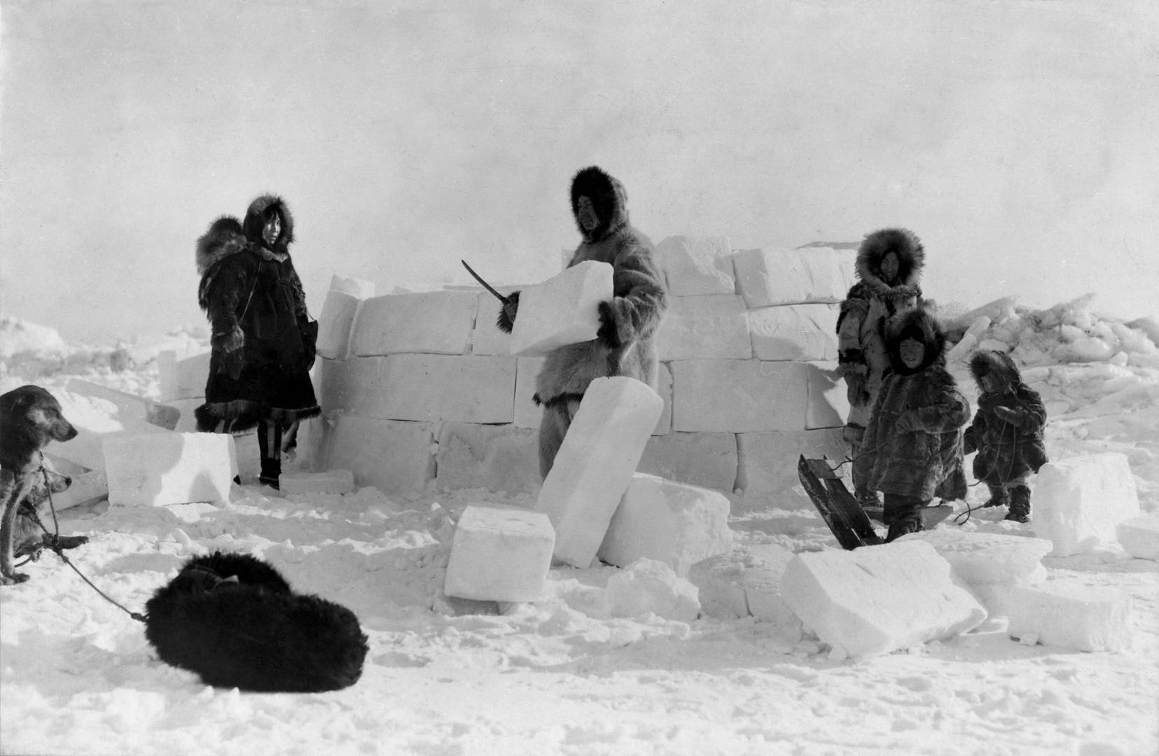 Эскимосы строят иглу, 1924 год
