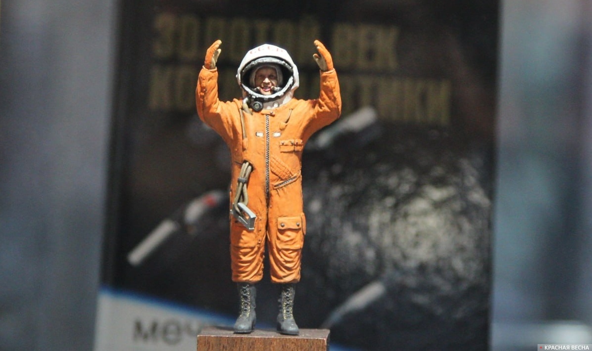 Миниатюра с Юрием•Гагариным на стартовой площадке космодрома Байконур, представленная на выставке