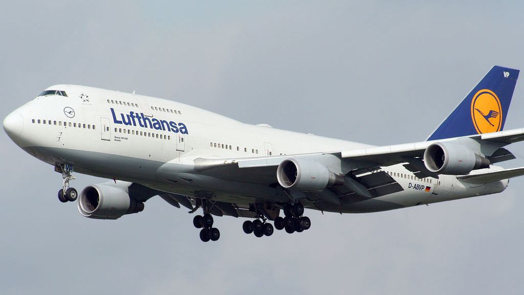 Boeing 747-400 Lufthansa заходит на посадку